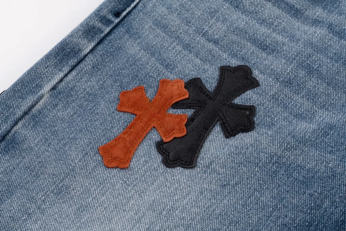 P250 Chrome Hearts Chrome Hearts city-limited flame black, red and white leather jeans need to be washed after the finished product is disassembled and hand-made with sheepskin cross leather and then spliced ​​together to complete. The whole piece has too many craftsmanship to explain. The cabinet price is 16W+, the patchwork is decorated with cross flowers, and the high-waisted washed jeans! ! Absolutely high-end luxury products, 8W+ level god-level single products, super popular products, made with top heavy industry, a magic weapon that cannot be missed. About Kroxin This is an extremely luxurious fashion brand, which can also be called the aristocrats of the high street. It has always been an exclusive brand for some hipsters or the rich second generation. Compared with ordinary high streets, it is more luxurious and noble. Compared with luxury brands, it has a more fashionable personality and has always been a brand that I have a special liking for. Style number: 1849 Color: blue Size: 28 30 32 34 36 28 Waist 86 Hips 100 Length 102 30 Waist 90 Hips 104 Length 104 32 Waist 94 Hips 108 Length 106 34 Waist 98 Hips 112 Length 110 36 Waist 102 Hips 116 Pants length 112